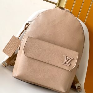 【p680 Chip】 M23708 Black M57079 Black M59325 Gray M21362 Dark Green The all-new Aerogram backpack redefines contemporary style with refined elegance.Crafted from supple calfskin reminiscent of vintage airmail envelopes, it features a matte metal logo. The main compartment and flap front pocket offer ample space for weekend getaways or urban explorations. Dimensions: 43 x 30 x 14 cm. 168650